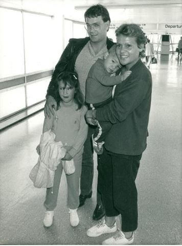 Throwback picture of Roger Cawley with his wife, Goolagong Cawley and children at the Airport.